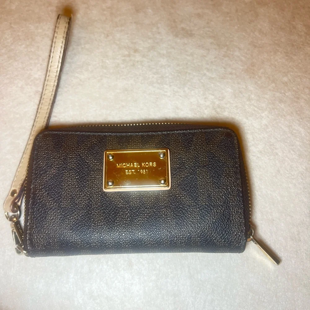 Michael Kors‎ Black and Gold Wristlet
